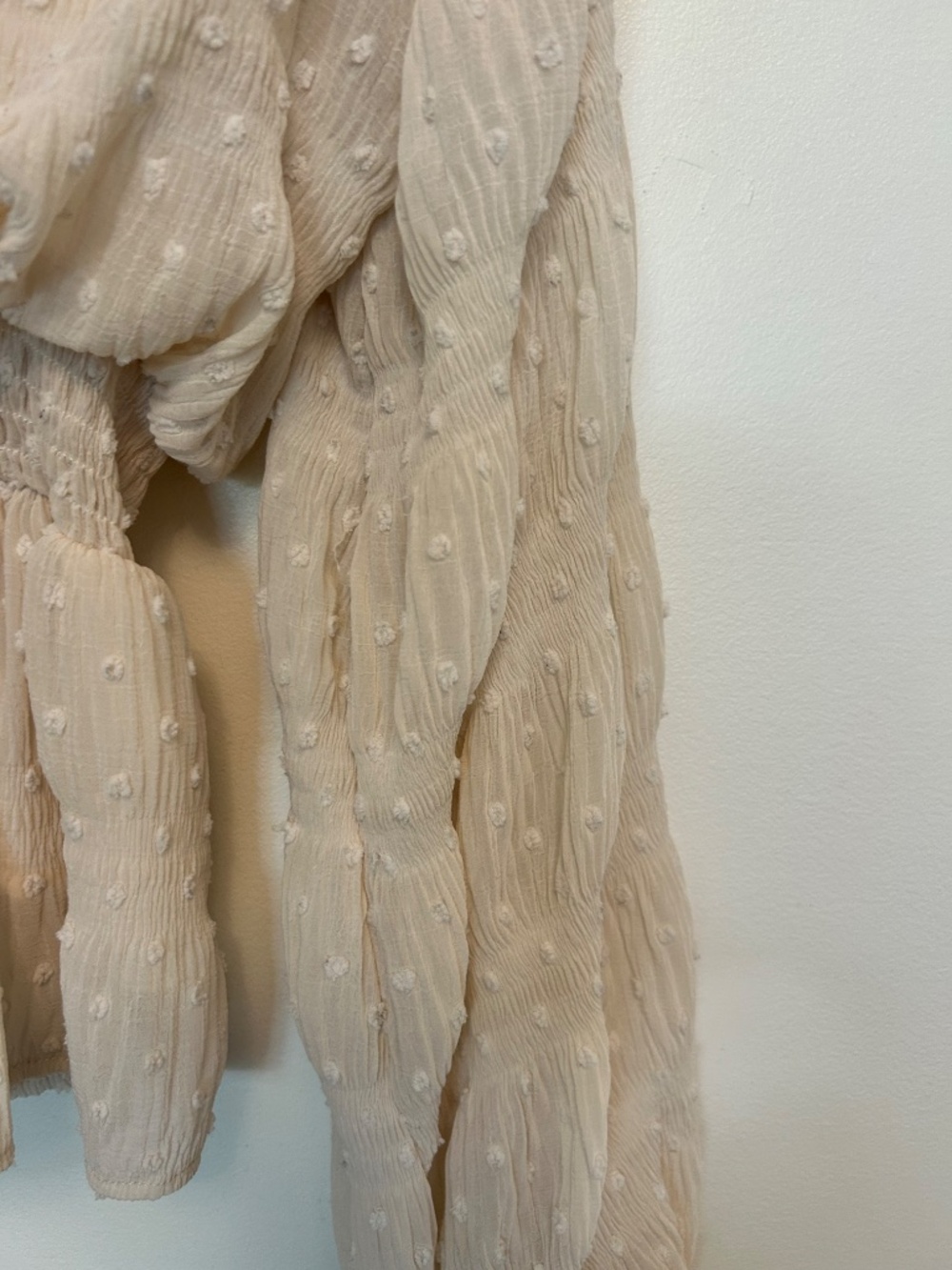 Line & Dot Pippa Smocked Clip Dot Blouse Taupe Beige V-Neck M Fairycore bohochic - Picture 8 of 16